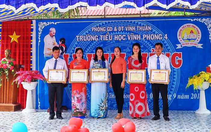 Hiệu trưởng không đạt chiến sĩ thi đua vẫn lên sân khấu nhận danh hiệu Hiệu trưởng không đạt chiến sĩ thi đua vẫn lên sân khấu nhận danh hiệu