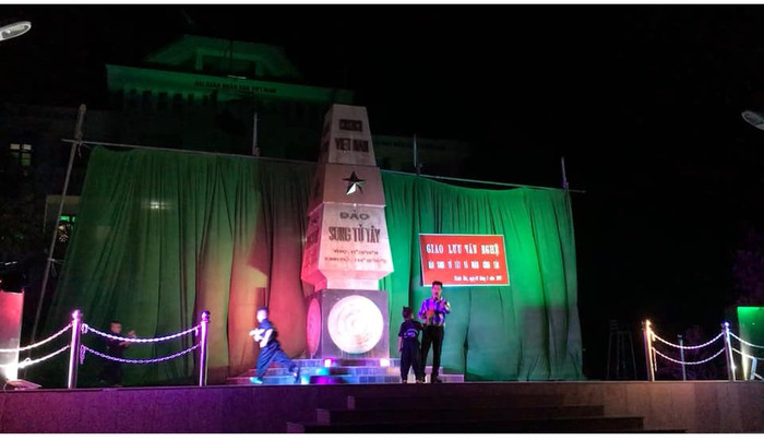 Tiết mục văn nghệ trên xã đảo Song Tử Tây. (Ảnh: N.H.P) Tiết mục văn nghệ trên xã đảo Song Tử Tây. (Ảnh: N.H.P)