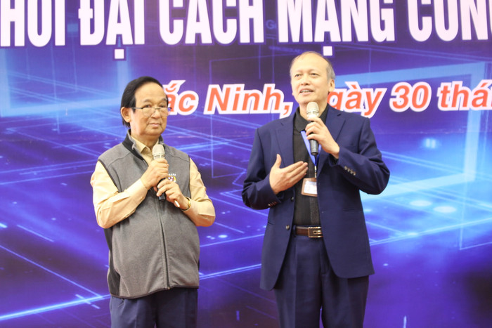 Thầy Nguyễn Nho Hòa, Hiệu trưởng trường Trung học phổ thông Chuyên Bắc Ninh gửi lời cảm ơn đến Tạp chí điện tử Giáo dục Việt Nam và Giáo sư Nguyễn Lân Dũng. Thầy Nguyễn Nho Hòa, Hiệu trưởng trường Trung học phổ thông Chuyên Bắc Ninh gửi lời cảm ơn đến Tạp chí điện tử Giáo dục Việt Nam và Giáo sư Nguyễn Lân Dũng.