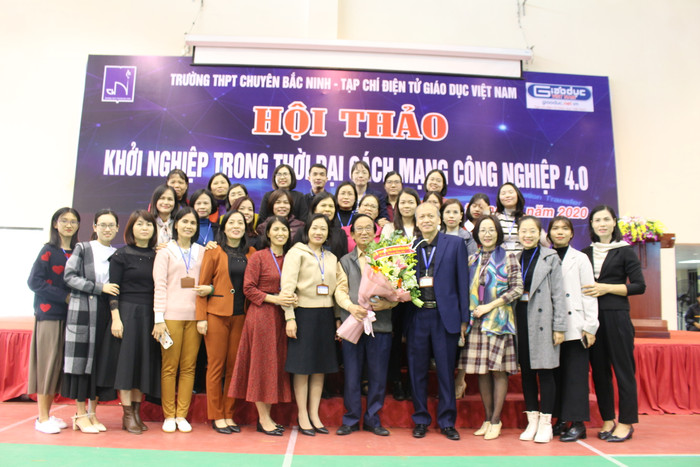 Giáo sư Nguyễn Lân Dũng chụp ảnh lưu niệm cùng giáo viên nhà trường. Giáo sư Nguyễn Lân Dũng chụp ảnh lưu niệm cùng giáo viên nhà trường.