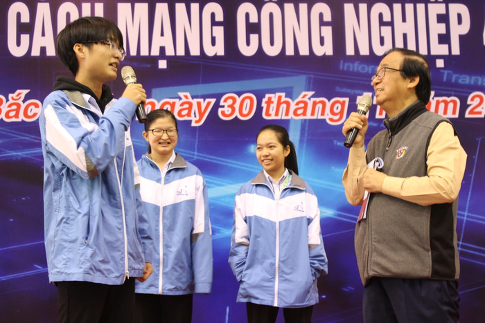 Các em học sinh đặt câu hỏi với Giáo sư. Các em học sinh đặt câu hỏi với Giáo sư.