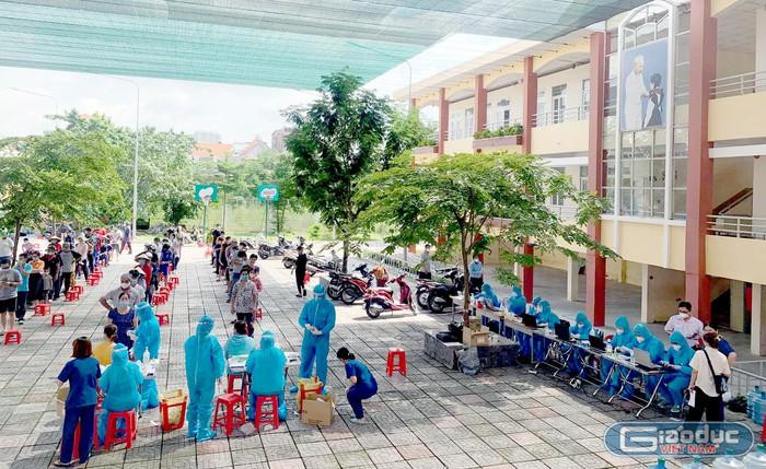 Cần chủ động và tiết kiệm trong mua sắm sinh phẩm xét nghiệm Covid-19. Ảnh minh họa: giaoduc.net.vn