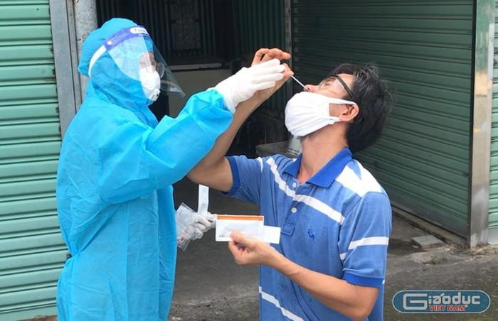Người dân Thành phố Hồ Chí Minh được hướng dẫn lấy mẫu tại nhà. Ảnh: giaoduc.net.vn