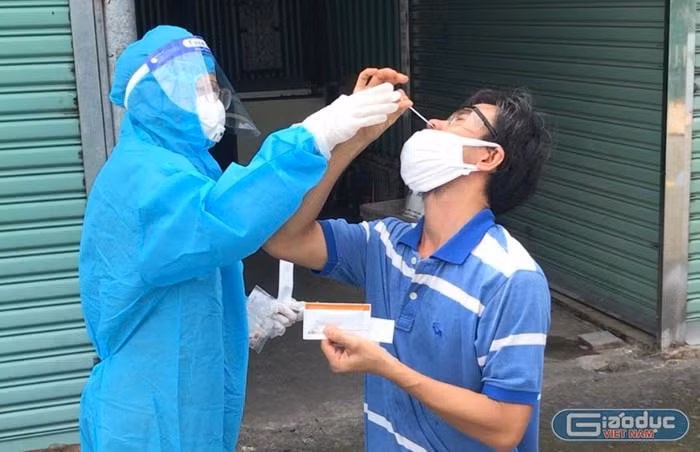 Người dân Thành phố Hồ Chí Minh được hướng dẫn lấy mẫu tại nhà. Ảnh: giaoduc.net.vn