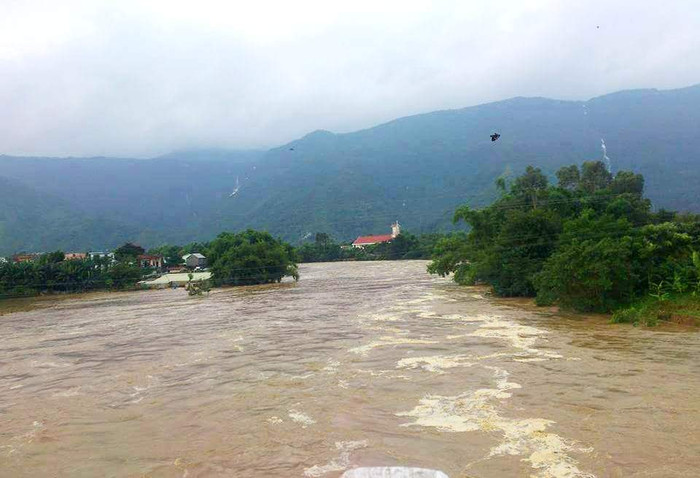 Nước lũ lên nhanh nên ngành giáo dục huyện Đại Lộc cho gần 1.500 em học sinh nghỉ học để đảm bảo an toàn. Ảnh: H.T Nước lũ lên nhanh nên ngành giáo dục huyện Đại Lộc cho gần 1.500 em học sinh nghỉ học để đảm bảo an toàn. Ảnh: H.T