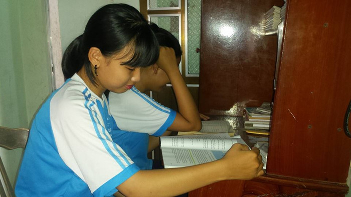 Ngoài nâng cao ý thức, việc sắp xếp thời gian học tập của em Trần Lan Phương cũng hợp lý hơn nhờ có tiếng kẻng khuyến học. Ảnh: B.S Ngoài nâng cao ý thức, việc sắp xếp thời gian học tập của em Trần Lan Phương cũng hợp lý hơn nhờ có tiếng kẻng khuyến học. Ảnh: B.S