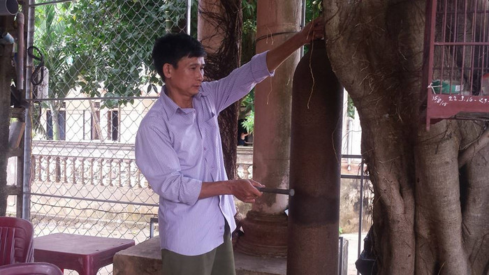 Suốt 3 năm nay, trưởng thôn Phạm Văn Cảnh là người đánh kẻng nhắc nhở con em trong thôn Nam Đông đến giờ học bài vào mỗi tối. Ảnh: B.S Suốt 3 năm nay, trưởng thôn Phạm Văn Cảnh là người đánh kẻng nhắc nhở con em trong thôn Nam Đông đến giờ học bài vào mỗi tối. Ảnh: B.S