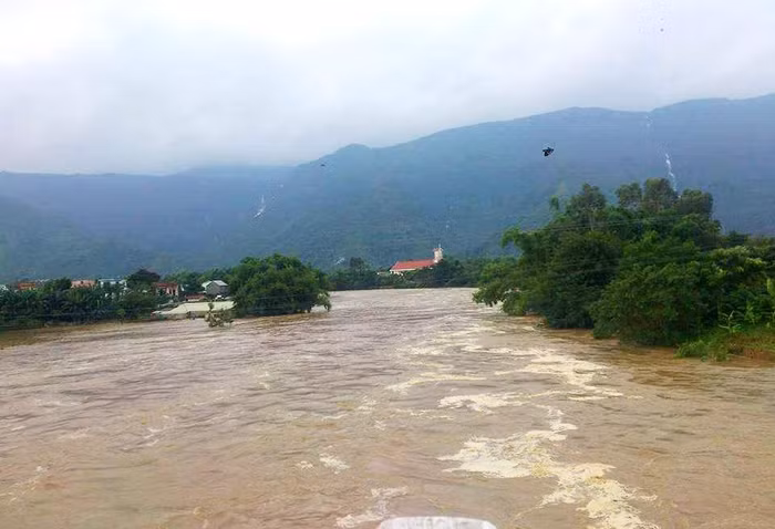 Nước lũ lên nhanh nên ngành giáo dục huyện Đại Lộc cho gần 1.500 em học sinh nghỉ học để đảm bảo an toàn. Ảnh: H.T Nước lũ lên nhanh nên ngành giáo dục huyện Đại Lộc cho gần 1.500 em học sinh nghỉ học để đảm bảo an toàn. Ảnh: H.T