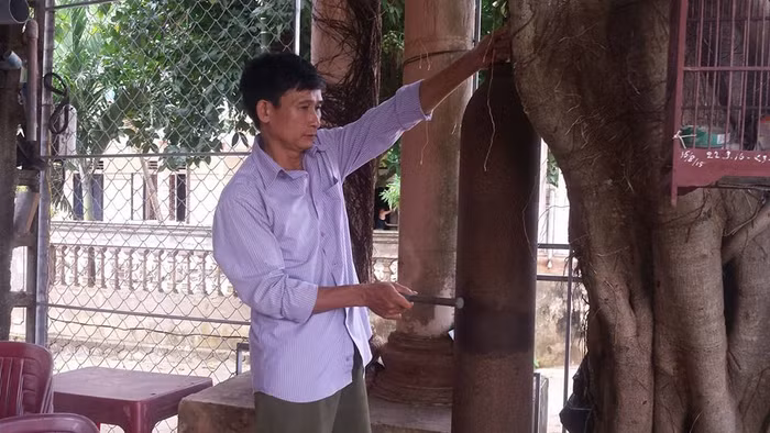 Suốt 3 năm nay, trưởng thôn Phạm Văn Cảnh là người đánh kẻng nhắc nhở con em trong thôn Nam Đông đến giờ học bài vào mỗi tối. Ảnh: B.S