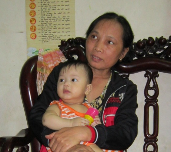Bà Nguyễn Thị Hương bên đứa cháu ngoại trong căn nhà của mình ở khối phố 4, phường 1, Tp. Đông Hà, Quảng Trị. Ảnh: H.T Bà Nguyễn Thị Hương bên đứa cháu ngoại trong căn nhà của mình ở khối phố 4, phường 1, Tp. Đông Hà, Quảng Trị. Ảnh: H.T