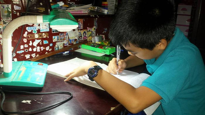 Mỗi khi nghe tiếng kẻng nhắc nhở học bài, Trần Nhật Anh cũng như nhiều học sinh xã Gio Sơn đều tự giác ngồi vào bàn học. Ảnh: B.S Mỗi khi nghe tiếng kẻng nhắc nhở học bài, Trần Nhật Anh cũng như nhiều học sinh xã Gio Sơn đều tự giác ngồi vào bàn học. Ảnh: B.S