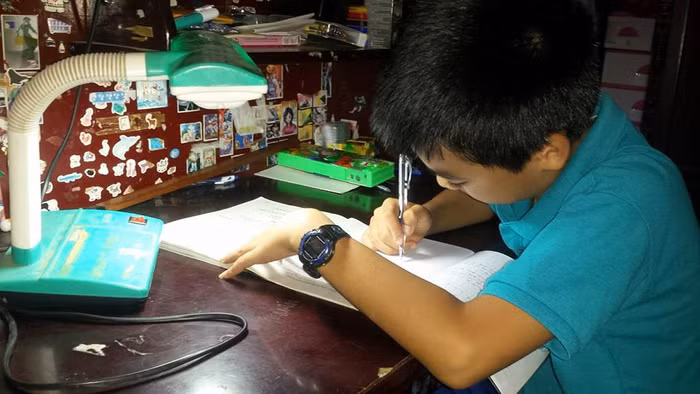 Mỗi khi nghe tiếng kẻng nhắc nhở học bài, Trần Nhật Anh cũng như nhiều học sinh xã Gio Sơn đều tự giác ngồi vào bàn học. Ảnh: B.S