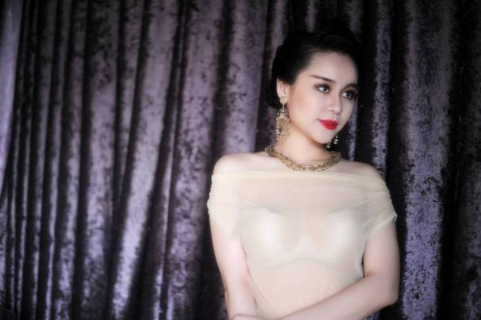 Giờ cô lại thấy, với một người phụ nữ nếu cứ mãi nông nổi thì sẽ rất khó để có hạnh phúc và thành công. Giờ cô lại thấy, với một người phụ nữ nếu cứ mãi nông nổi thì sẽ rất khó để có hạnh phúc và thành công.