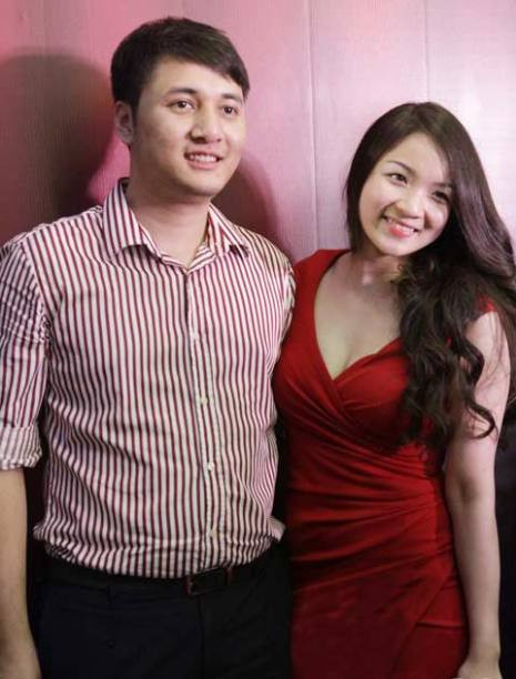 Tại một sự kiện tối 25/5, cô hotgirl đình đám một thời trông thật rạng rỡ và hạnh phúc khi công khai giới thiệu bạn trai cao 1m78 tại một event ra mắt một phòng trà ca nhạc. Tại một sự kiện tối 25/5, cô hotgirl đình đám một thời trông thật rạng rỡ và hạnh phúc khi công khai giới thiệu bạn trai cao 1m78 tại một event ra mắt một phòng trà ca nhạc.