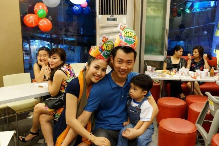 Cùng chụp ảnh kỉ niệm với chồng và con trai Cùng chụp ảnh kỉ niệm với chồng và con trai