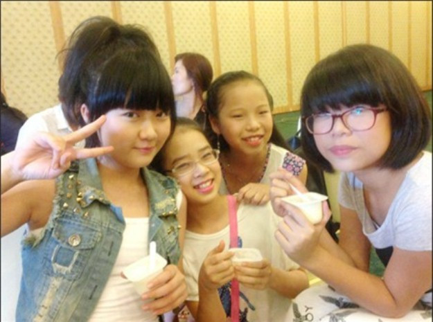 Các cô nhóc như Anh Thư, Thùy Mai, Thu Hà... thường tụ tập để ăn vặt và tám chuyện cùng nhau. Các cô nhóc như Anh Thư, Thùy Mai, Thu Hà... thường tụ tập để ăn vặt và tám chuyện cùng nhau.