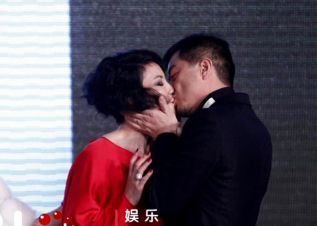 Chuyện tình yêu của Vương Phi và Lý Á Bằng luôn là một chuyện tình đẹp với khán giả. Tuổi tác chênh lệch không khiến tình cảm họ dành cho đối phương bớt nồng nàn, và thời gian đã chứng minh điều đó. Chuyện tình yêu của Vương Phi và Lý Á Bằng luôn là một chuyện tình đẹp với khán giả. Tuổi tác chênh lệch không khiến tình cảm họ dành cho đối phương bớt nồng nàn, và thời gian đã chứng minh điều đó.