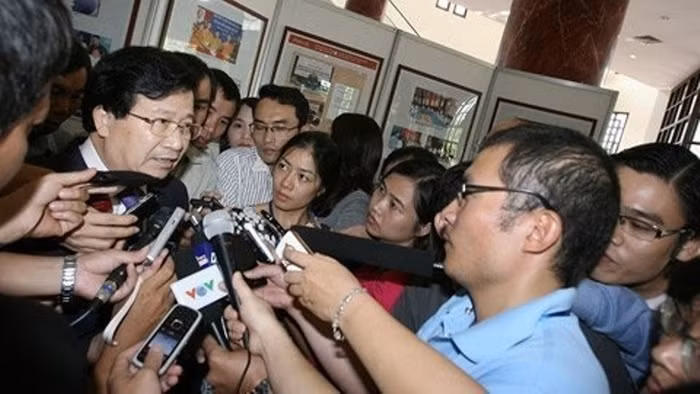 Hành lang nghị trường là nơi thuận tiện nhất cho báo chí có cơ hội tác nghiệp, phỏng vấn chính khách về những chủ đề nóng trong đời sống. Ảnh: Lê Anh Dũng