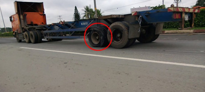 Chiếc xe container bị nổ lốp sau nhưng vẫn di chuyển với tốc độ cao trên xa lộ. Chiếc xe container bị nổ lốp sau nhưng vẫn di chuyển với tốc độ cao trên xa lộ.