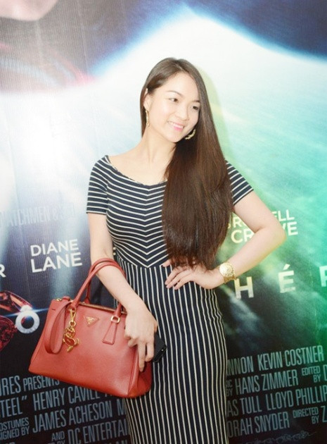 Xuất hiện tại buổi ra mắt phim "Người đàn ông thép" tối 11/6, hot girl đình đám một thời khiến nhiều người không nhận ra. Mặc bộ váy kẻ sọc, cô nàng xuất hiện với hình ảnh giản dị và kín đáo nhưng có phần kém gợi cảm so với trước. Xuất hiện tại buổi ra mắt phim "Người đàn ông thép" tối 11/6, hot girl đình đám một thời khiến nhiều người không nhận ra. Mặc bộ váy kẻ sọc, cô nàng xuất hiện với hình ảnh giản dị và kín đáo nhưng có phần kém gợi cảm so với trước.