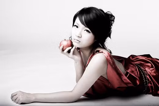 Vẫn gợi cảm nhưng không "phô trương" như những bộ ảnh lần trước, Thủy Top tạo cho mình sức cuốn hút từ đôi mắt và bờ môi nhỏ xinh trong bộ ảnh chụp với táo đỏ năm 2008.