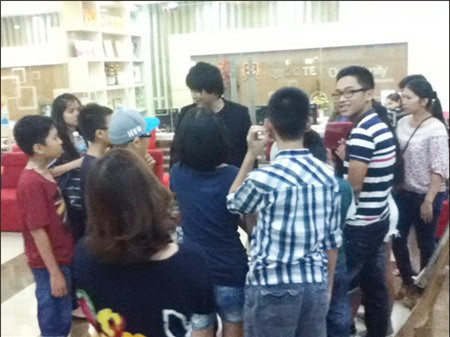 "Để rồi đến đoạn cuối... từ đạo diễn, MC, quay phim, cả ê-kíp, khán giả đều khóc.... Còn mình, trong vai người đàn bà thép suốt quá trình quay không rơi giọt lệ nào để đêm về.... ôm gối khóc vì thương và nhớ bọn trẻ con", nữ ca sĩ viết thêm. Trong khi đó, các bạn trẻ vẫn rất hồn nhiên nói cười trong những buổi luyện tập và hoàn toàn không quan tâm việc ai được đi tiếp hay phải rời khỏi cuộc chơi. "Để rồi đến đoạn cuối... từ đạo diễn, MC, quay phim, cả ê-kíp, khán giả đều khóc.... Còn mình, trong vai người đàn bà thép suốt quá trình quay không rơi giọt lệ nào để đêm về.... ôm gối khóc vì thương và nhớ bọn trẻ con", nữ ca sĩ viết thêm. Trong khi đó, các bạn trẻ vẫn rất hồn nhiên nói cười trong những buổi luyện tập và hoàn toàn không quan tâm việc ai được đi tiếp hay phải rời khỏi cuộc chơi.