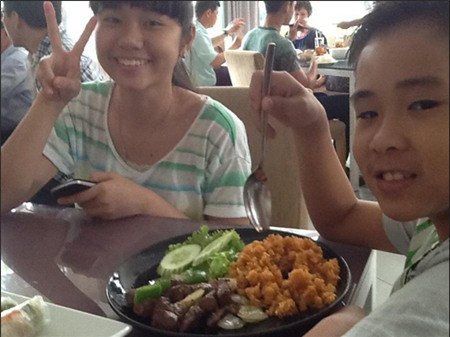 Những bữa cơm của các bạn thí sinh nhí luôn đầy ắp tiếng cười. Những bữa cơm của các bạn thí sinh nhí luôn đầy ắp tiếng cười.