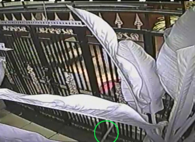 Và tên áo đỏ lấy một cây gậy dài móc vào chuồng Và tên áo đỏ lấy một cây gậy dài móc vào chuồng