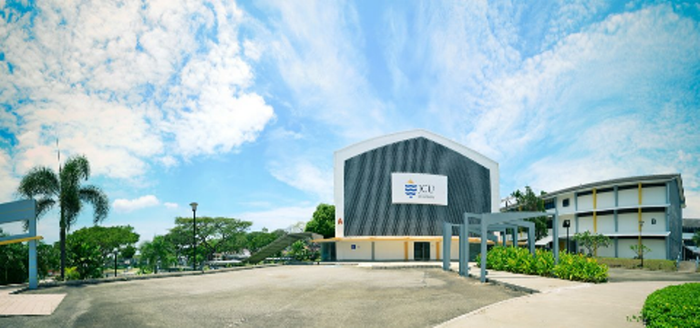 Một phần khuôn viên đại học James Cook Singapore. Một phần khuôn viên đại học James Cook Singapore.