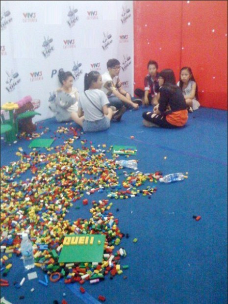 Cô viết: "Vòng đối đầu của The Voice Kids đã diễn ra hay và xúc động ngoài sức tưởng tượng! Ngay từ những phút đầu tiên các huấn luận viên, các con, các mẹ không thể cầm được nước mắt... Ban tổ chức phải cho dừng lại để làm công tác tư tưởng không ai được khóc sợ các con bị loại bi quan tủi thân!". Cô viết: "Vòng đối đầu của The Voice Kids đã diễn ra hay và xúc động ngoài sức tưởng tượng! Ngay từ những phút đầu tiên các huấn luận viên, các con, các mẹ không thể cầm được nước mắt... Ban tổ chức phải cho dừng lại để làm công tác tư tưởng không ai được khóc sợ các con bị loại bi quan tủi thân!".