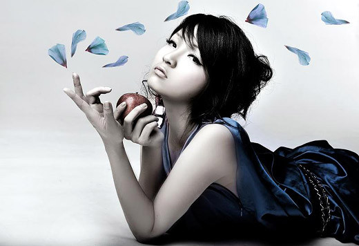 Tuy nhiên, Hoàng Thùy Linh cũng lấy hình ảnh táo đỏ để cho ra mắt một bộ ảnh tuyệt đẹp. Cũng chính vì vậy giữa 2 hot girl đã có những lùm xùm vì chuyện trùng ý tưởng. Tuy nhiên, Hoàng Thùy Linh cũng lấy hình ảnh táo đỏ để cho ra mắt một bộ ảnh tuyệt đẹp. Cũng chính vì vậy giữa 2 hot girl đã có những lùm xùm vì chuyện trùng ý tưởng.