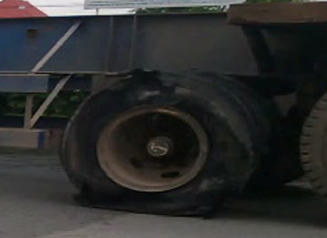 Những mảnh cao su văng phần phật ra đường. Những mảnh cao su văng phần phật ra đường.