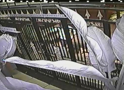 Hai tên trộm chó đang đứng trước cửa, tìm dụng cụ để kéo chuồng chó Hai tên trộm chó đang đứng trước cửa, tìm dụng cụ để kéo chuồng chó