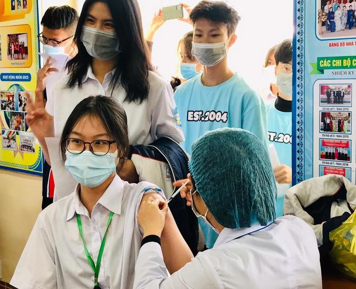 Tiêm vaccine cho học sinh ở Hải Phòng. Ảnh: Phạm Linh Tiêm vaccine cho học sinh ở Hải Phòng. Ảnh: Phạm Linh