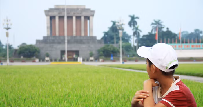 6h sáng hằng ngày, trong tiếng Quốc ca hào hùng, lá cờ Tổ quốc được đội danh dự kéo lên, tung bay trước lăng Chủ tịch Hồ Chí Minh. Báo Giáo dục Việt Nam ghi lại hình ảnh này dịp Quốc khánh.