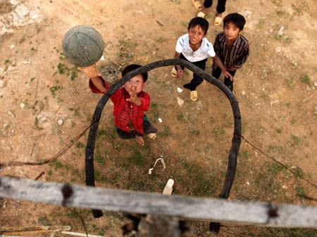 Chơi môn “bóng rổ” của học sinh bán trú Trường Tiểu học Thu Lũm. >>NHỮNG HÌNH ẢNH ẤN TƯỢNG VỀ TRẺ EM Ở TRƯỜNG SA >>PHÁT SỐT VÌ CÔ GIÁO 9X XINH ĐẸP CỦA TRƯỜNG CHUYÊN HÀ NỘI - AMSTERDAM >>NỮ SINH ĐẸP RẠNG NGỜI NGÀY KHAI TRƯỜNG Chơi môn “bóng rổ” của học sinh bán trú Trường Tiểu học Thu Lũm. >>NHỮNG HÌNH ẢNH ẤN TƯỢNG VỀ TRẺ EM Ở TRƯỜNG SA >>PHÁT SỐT VÌ CÔ GIÁO 9X XINH ĐẸP CỦA TRƯỜNG CHUYÊN HÀ NỘI - AMSTERDAM >>NỮ SINH ĐẸP RẠNG NGỜI NGÀY KHAI TRƯỜNG