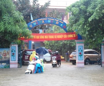 Mưa lũ diễn biến phức tạp, học sinh nhiều vùng ở miền Trung phải nghỉ học ảnh 3