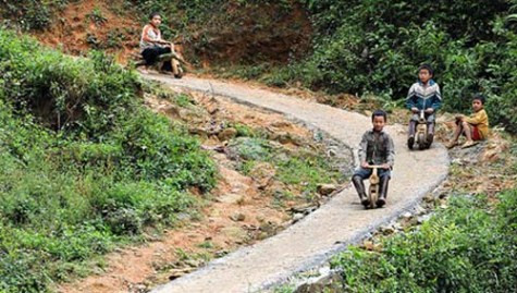 Cuộc đua xe khá mạo hiểm. >>Rớt nước mắt vì học sinh phải quỳ đất trong lễ khai giảng >>Nước mắt người mẹ có con thi đậu Học viện Tài chính Chùm ảnh: Bản hiếu học ở cuối trời Tây Bắc Chùm ảnh: Những trò chơi thuở ấu thơ của học trò (P2)