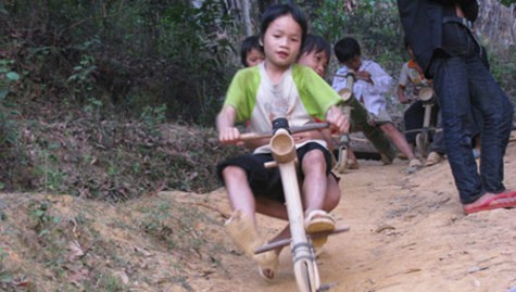 Trẻ em hào hứng "đua xe" theo đội. >>Rớt nước mắt vì học sinh phải quỳ đất trong lễ khai giảng >>Nước mắt người mẹ có con thi đậu Học viện Tài chính Chùm ảnh: Bản hiếu học ở cuối trời Tây Bắc Chùm ảnh: Những trò chơi thuở ấu thơ của học trò (P2)