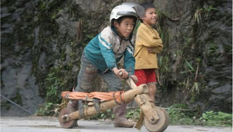 Trang bị của một “tay đua”. >>Rớt nước mắt vì học sinh phải quỳ đất trong lễ khai giảng >>Nước mắt người mẹ có con thi đậu Học viện Tài chính Chùm ảnh: Bản hiếu học ở cuối trời Tây Bắc Chùm ảnh: Những trò chơi thuở ấu thơ của học trò (P2)