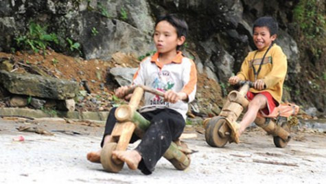 Đôi khi sự thiếu thốn lại nảy mầm cho những sáng tạo. >>Rớt nước mắt vì học sinh phải quỳ đất trong lễ khai giảng >>Nước mắt người mẹ có con thi đậu Học viện Tài chính Chùm ảnh: Bản hiếu học ở cuối trời Tây Bắc Chùm ảnh: Những trò chơi thuở ấu thơ của học trò (P2)