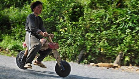 Những chiếc xe "hiện đại" hơn. >>Rớt nước mắt vì học sinh phải quỳ đất trong lễ khai giảng >>Nước mắt người mẹ có con thi đậu Học viện Tài chính Chùm ảnh: Bản hiếu học ở cuối trời Tây Bắc Chùm ảnh: Những trò chơi thuở ấu thơ của học trò (P2)