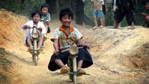 Không có những buổi đi chơi công viên hay vào rạp xiếc cùng cha mẹ như trẻ em thành phố, trẻ em ở dân tộc Lô Lô thuộc bản Cốc Xả, xã Hồng Trị, huyện Bảo Lạc, Cao Bằng đã sáng tạo ra trò chơi của riêng mình. >>Rớt nước mắt vì học sinh phải quỳ đất trong lễ khai giảng >>Nước mắt người mẹ có con thi đậu Học viện Tài chính Chùm ảnh: Bản hiếu học ở cuối trời Tây Bắc Chùm ảnh: Những trò chơi thuở ấu thơ của học trò (P2)