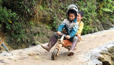 Ôm chặt lấy nhau ở những đoạn đường "cua". >>Rớt nước mắt vì học sinh phải quỳ đất trong lễ khai giảng >>Nước mắt người mẹ có con thi đậu Học viện Tài chính Chùm ảnh: Bản hiếu học ở cuối trời Tây Bắc Chùm ảnh: Những trò chơi thuở ấu thơ của học trò (P2)