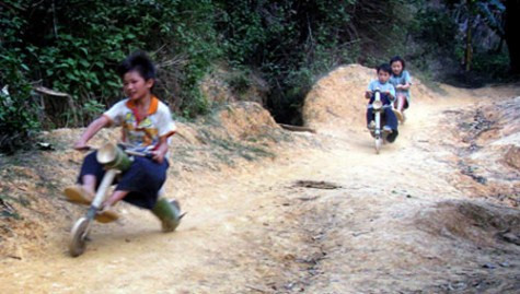 Sự sáng tạo đáng nể! >>Rớt nước mắt vì học sinh phải quỳ đất trong lễ khai giảng >>Nước mắt người mẹ có con thi đậu Học viện Tài chính Chùm ảnh: Bản hiếu học ở cuối trời Tây Bắc Chùm ảnh: Những trò chơi thuở ấu thơ của học trò (P2)