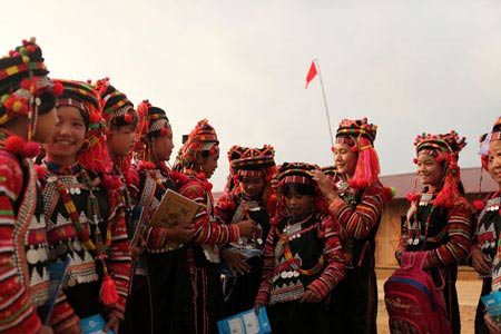 Từ những năm 1960, vùng đất cuối trời Tây Bắc Ka Lăng – Thu Lũm (huyện Mường Tè, Lai Châu) đã nổi tiếng với truyền thống hiếu học. Ngày ấy, đã có những ông bố, bà mẹ quanh năm suốt tháng ăn sắn, củ mài, củ nâu để nhường gạo cho con theo sông Đà về xuôi đi học. Trong ảnh là học sinh bán trú Trường THCS Thu Lũm chuẩn bị cho giờ học đầu tiên của năm học 2012-2013. >>NHỮNG HÌNH ẢNH ẤN TƯỢNG VỀ TRẺ EM Ở TRƯỜNG SA >>PHÁT SỐT VÌ CÔ GIÁO 9X XINH ĐẸP CỦA TRƯỜNG CHUYÊN HÀ NỘI - AMSTERDAM >>NỮ SINH ĐẸP RẠNG NGỜI NGÀY KHAI TRƯỜNG Từ những năm 1960, vùng đất cuối trời Tây Bắc Ka Lăng – Thu Lũm (huyện Mường Tè, Lai Châu) đã nổi tiếng với truyền thống hiếu học. Ngày ấy, đã có những ông bố, bà mẹ quanh năm suốt tháng ăn sắn, củ mài, củ nâu để nhường gạo cho con theo sông Đà về xuôi đi học. Trong ảnh là học sinh bán trú Trường THCS Thu Lũm chuẩn bị cho giờ học đầu tiên của năm học 2012-2013. >>NHỮNG HÌNH ẢNH ẤN TƯỢNG VỀ TRẺ EM Ở TRƯỜNG SA >>PHÁT SỐT VÌ CÔ GIÁO 9X XINH ĐẸP CỦA TRƯỜNG CHUYÊN HÀ NỘI - AMSTERDAM >>NỮ SINH ĐẸP RẠNG NGỜI NGÀY KHAI TRƯỜNG