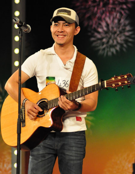 Võ Trọng Phúc vốn là giáo viên tiếng Anh Trường Anh ngữ quốc tế Elite. >>PHÁT SỐT VÌ CÔ GIÁO 9X XINH ĐẸP TRƯỜNG AMSTERDAM >>NỮ SINH ĐẸP RẠNG NGỜI NGÀY KHAI TRƯỜNG >>NƯỚC MẮT NGƯỜI MẸ NGHÈO CÓ CON THI ĐỖ HỌC VIỆN TÀI CHÍNH