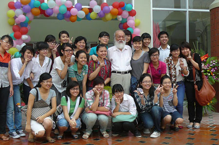 GS Văn Như Cương căn dặn học trò: Hãy biết tiết kiệm thời gian, đừng gọi điện thoại quá nhiều, nhắn tin vô bổ, không lên mạng để “câu giờ”, không đàn đúm bê tha, không bàn luận những điều nhảm nhí… GS Văn Như Cương căn dặn học trò: Hãy biết tiết kiệm thời gian, đừng gọi điện thoại quá nhiều, nhắn tin vô bổ, không lên mạng để “câu giờ”, không đàn đúm bê tha, không bàn luận những điều nhảm nhí…