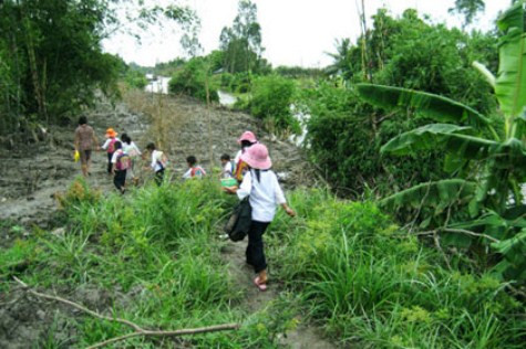 Bởi con đường vào trường quá gian khổ