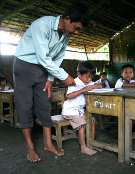 Thầy trò phải chân đất dạy và học